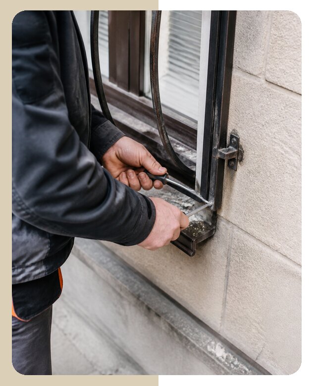 Ремонт петель оконных решеток с выездом мастера в Кирове